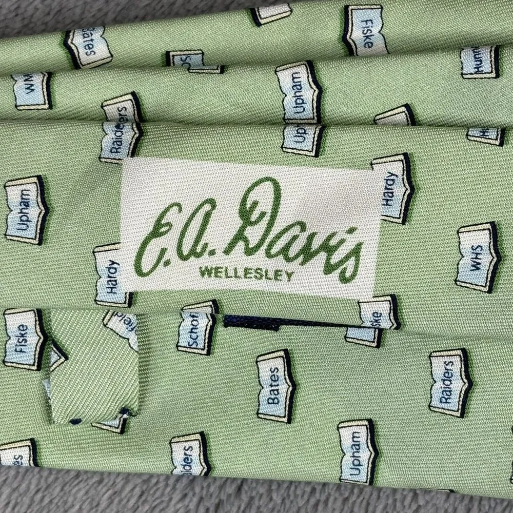 Vineyard Vines Silk Tie Green E.A.‎ Davis Wellesley Books Handmade In The U.S.A.